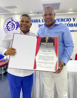 Premios Alternos San Cristóbal reconocen la trayectoria de Eugenio Báez